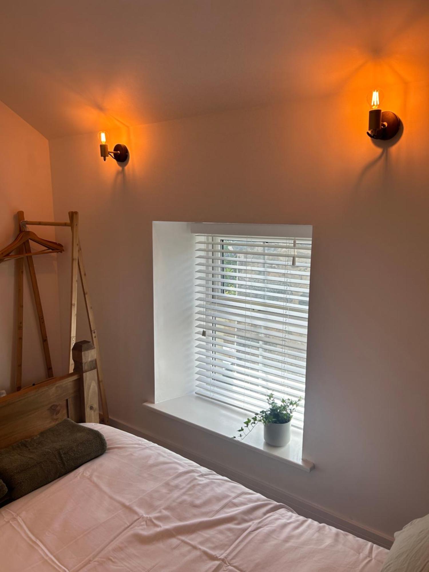 Cosy Modern Miners Cottage Llanllechid Eksteriør billede